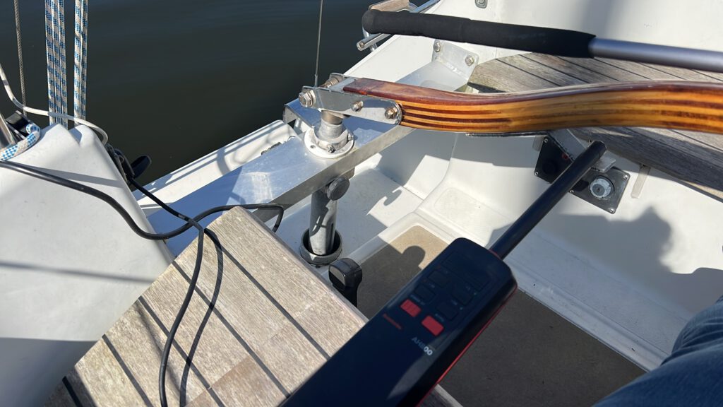 Beim Einhandsegeln unverzichtbar: der Pinnenpilot