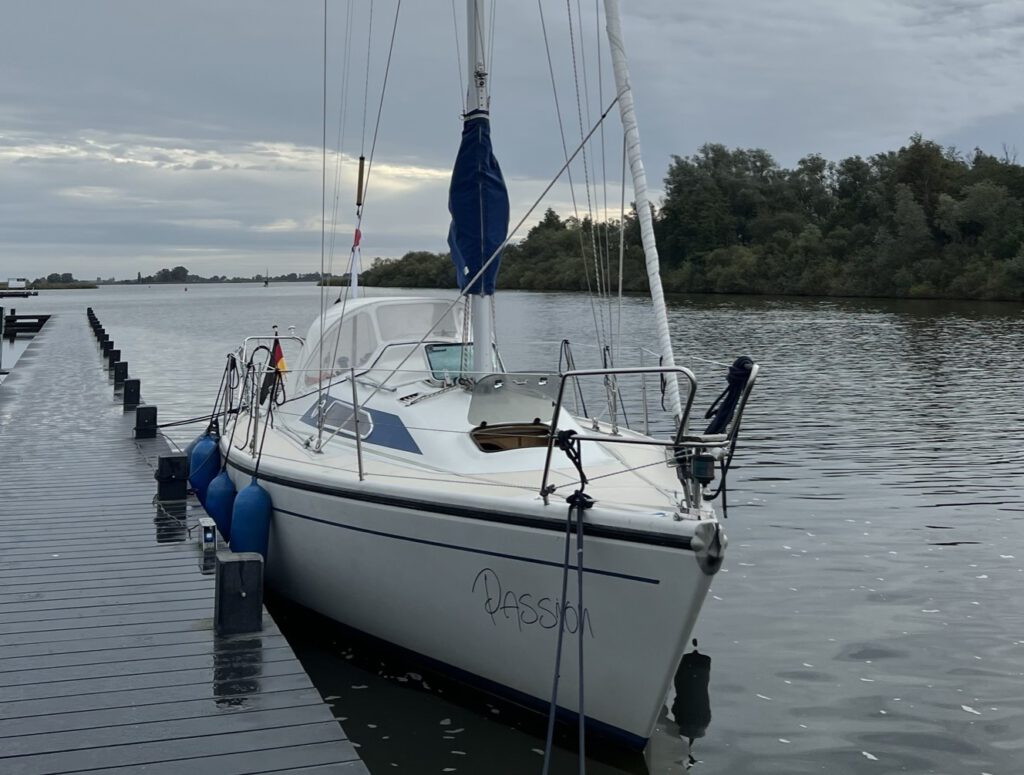 Segelboot seitlich am Steg angelegt. Im Artikel liest du, wie ich einhand seitlich ablege